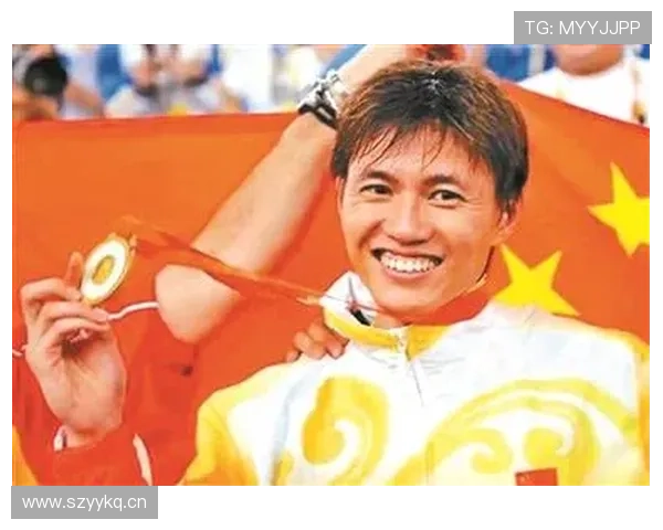 仲满把金牌和大牌包摆一起拍照，瞬间像走错片场的明星