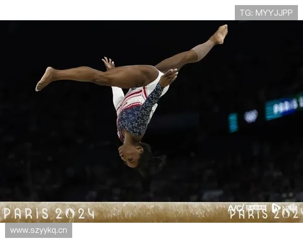 我刷到西蒙·拜尔斯的机场照，随手一件外套能抵我半个月工资